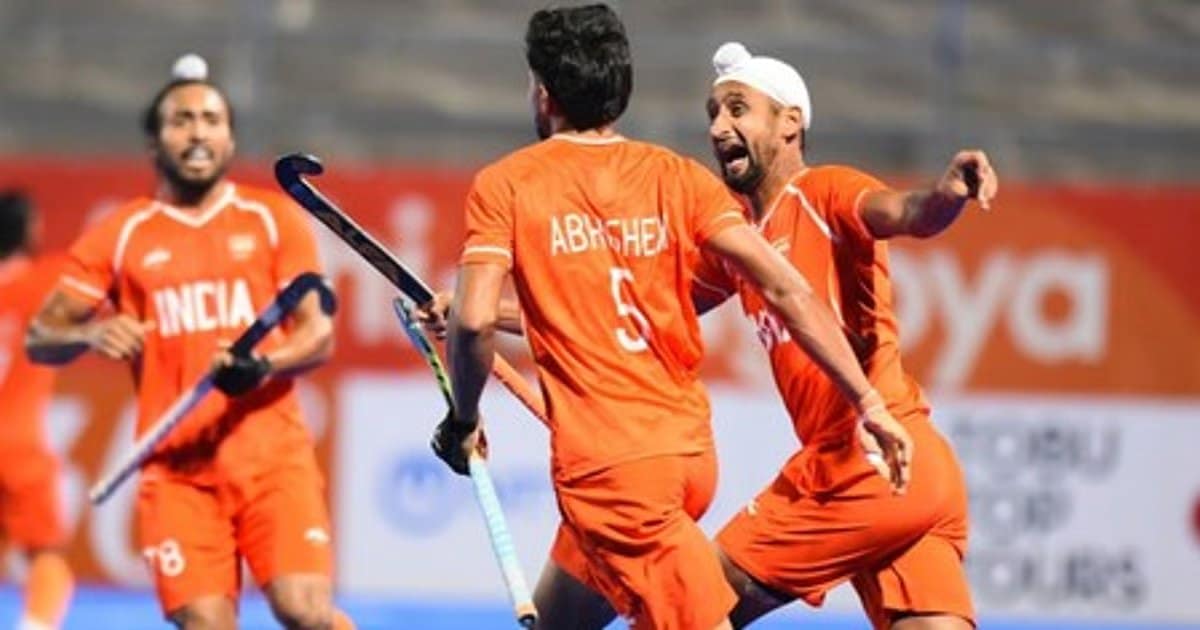 qaumiawaz2F2026-10-012F4vjzz7il2FMens-Hockey-Team.jpg